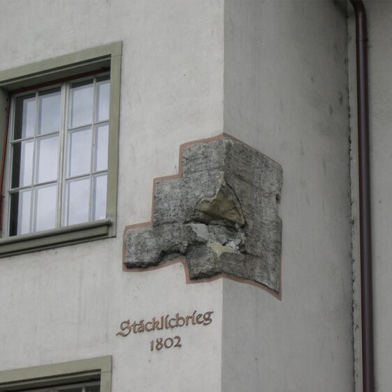 Der Stecklikrieg hat in der Berner Altstadt bis heute Spuren hinterlassen. Einschussloch einer Kanonenkugel, die während der Belagerung Berns abgefeuert wurde.