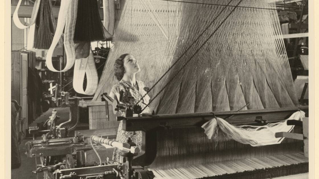 Jakob Tuggener, Emilie Kunz devant un métier Jacquard | © ©Jakob Tuggener-Stiftung